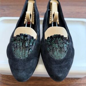 Unisa Black Suede Flats with Embroidered Detail – Women’s Size 7
